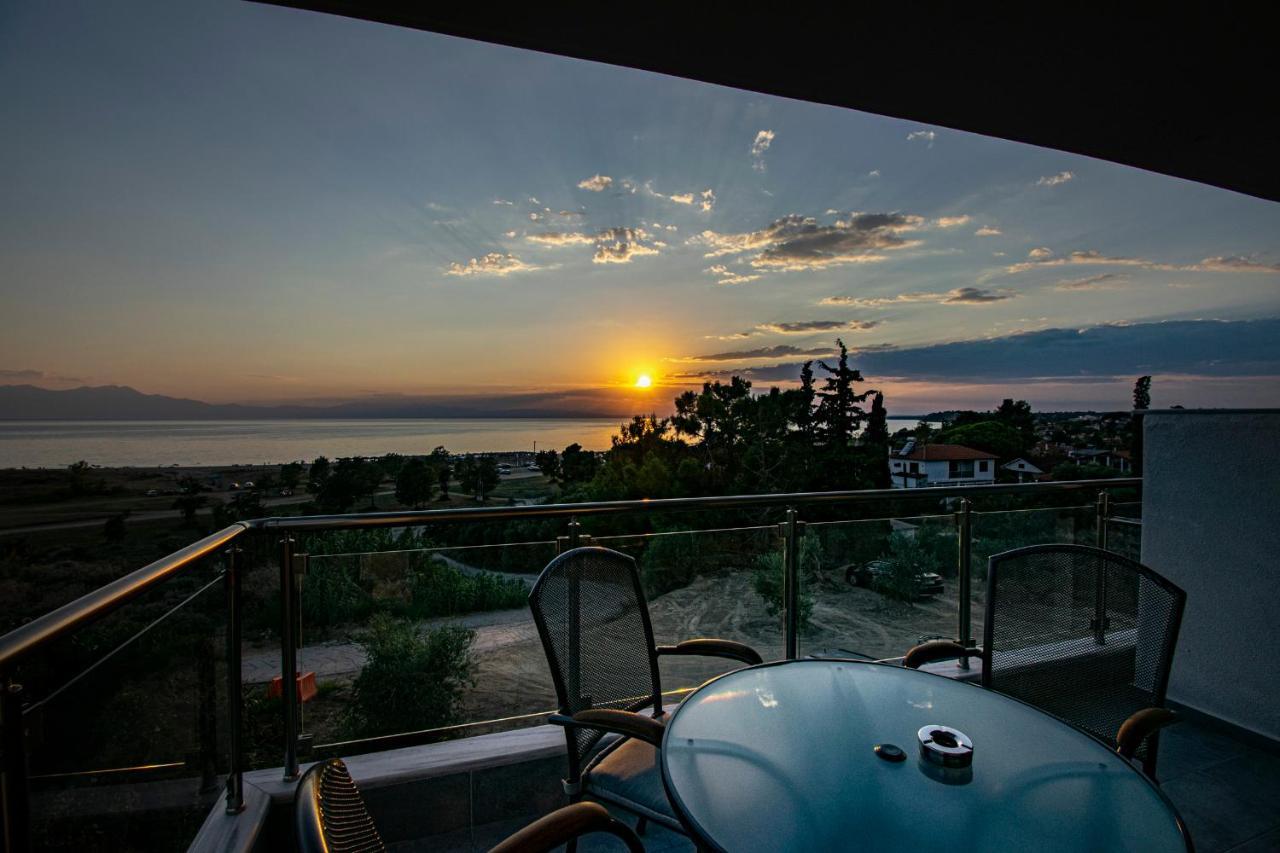 Heraclea Luxury Suites Nea Iraklia Exterior photo