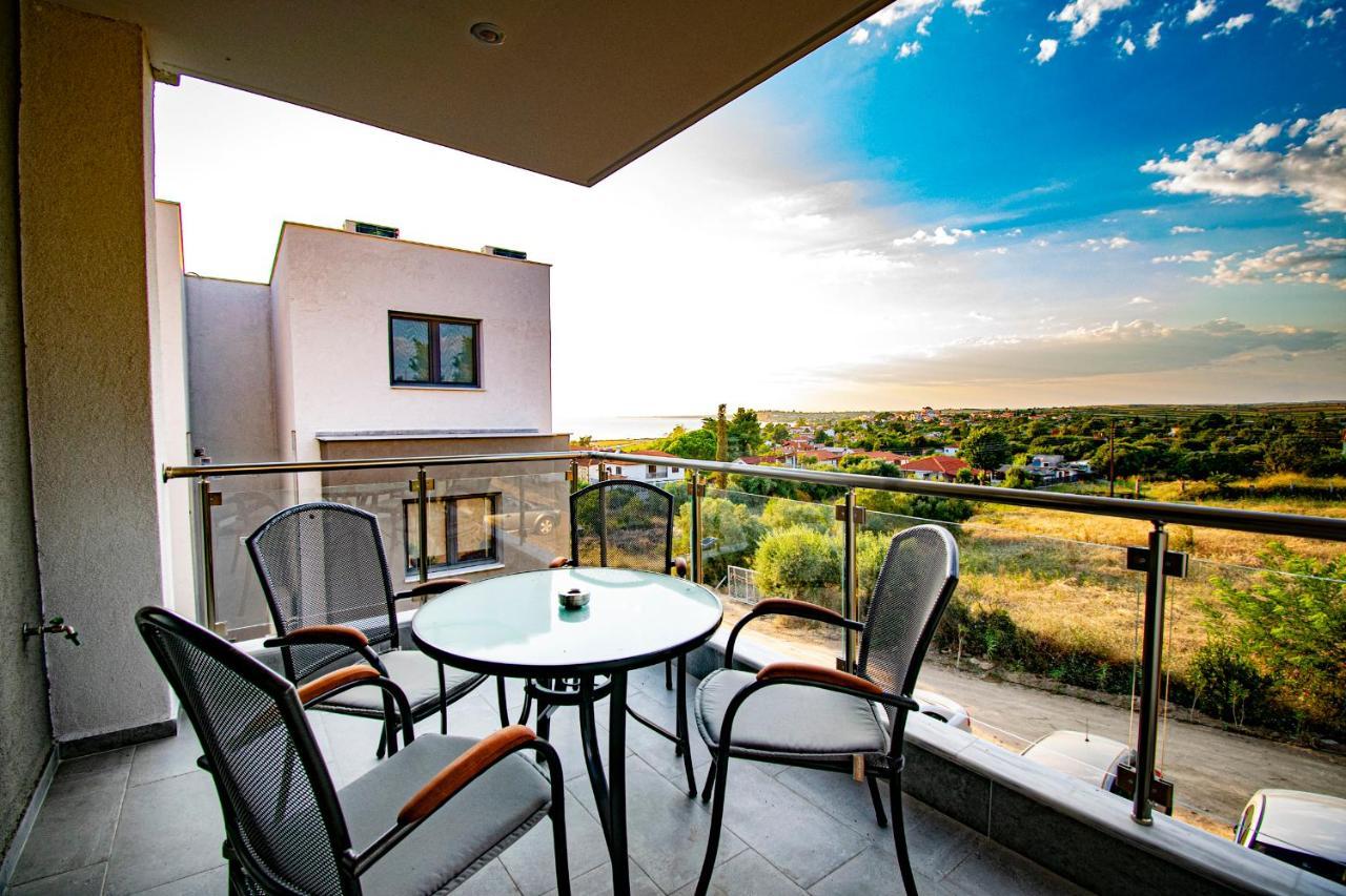 Heraclea Luxury Suites Nea Iraklia Exterior photo