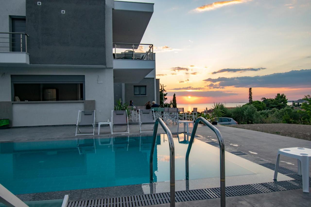Heraclea Luxury Suites Nea Iraklia Exterior photo